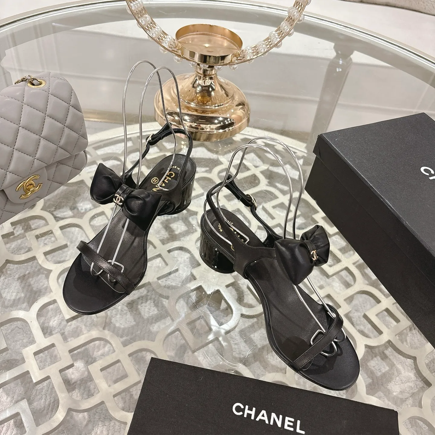 👟👟Ex-factory price 560👟👟 CHANEL 25ss spring and summer new counter top double C bow sandals. This classic design; bow with double C embellishment, playful and elegant, multiple color matching elements... Diversified mix and match is very beautiful and versatile, very light and comfortable on the feet, super delicate and elegant... ꫛꫀꪝ Go➫ Material: Upper: Original customized imported sheepskin Inner: Original custom-made sheepskin lining Outsole: Original custom-made Italian through-dyed genuine leather outsole Size: 35–40 (40 and 41 are custom-made and cannot be returned or exchanged)